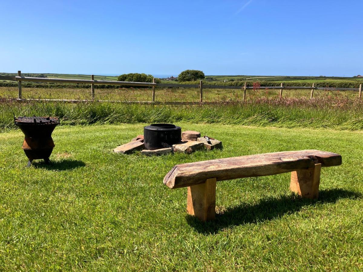 Shepherds Hut In A Private Meadow With Sea Views 哈特兰 外观 照片