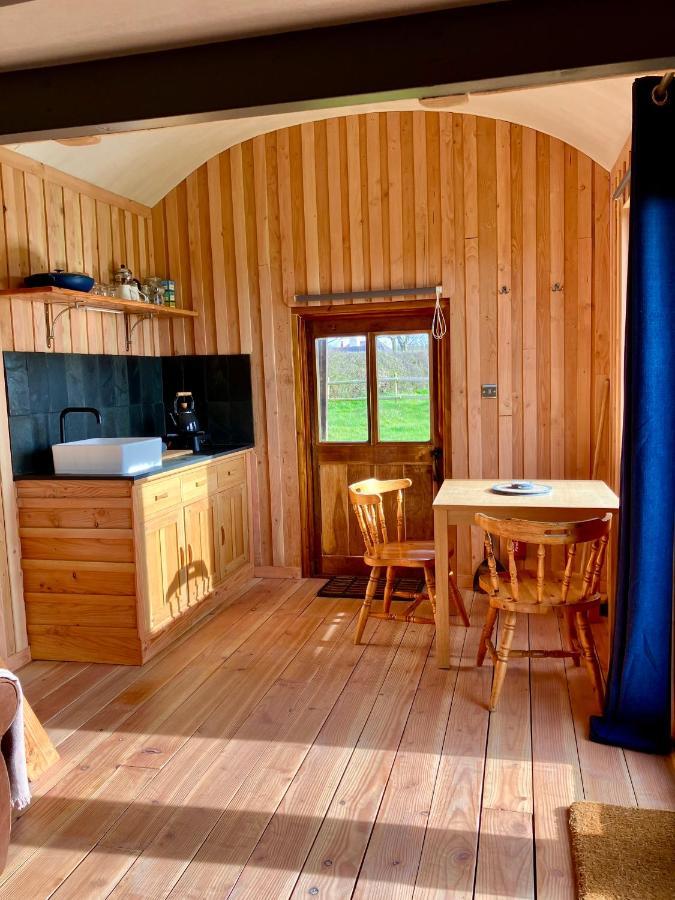 Shepherds Hut In A Private Meadow With Sea Views 哈特兰 外观 照片