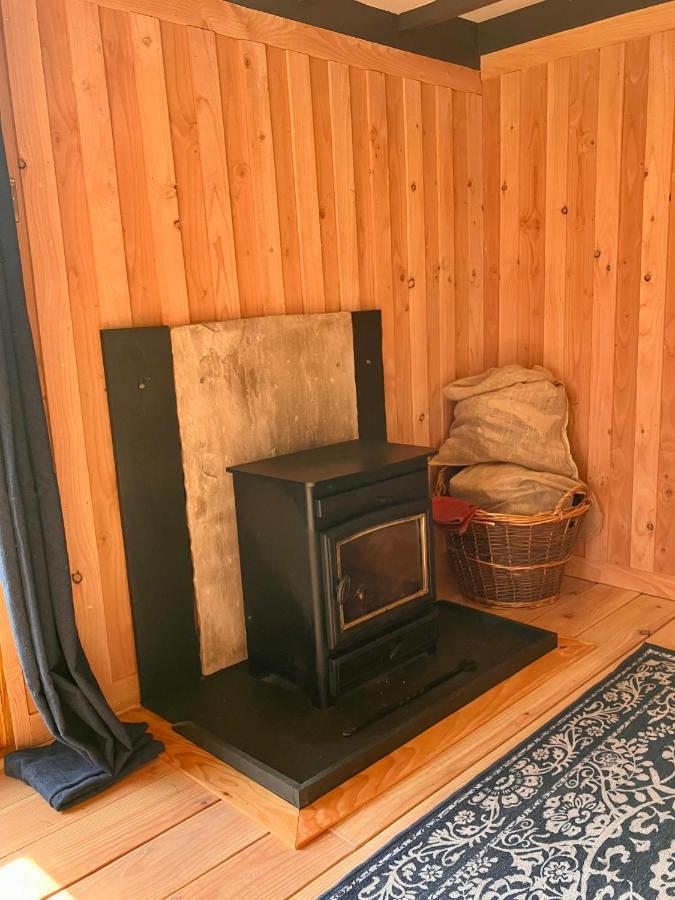 Shepherds Hut In A Private Meadow With Sea Views 哈特兰 外观 照片
