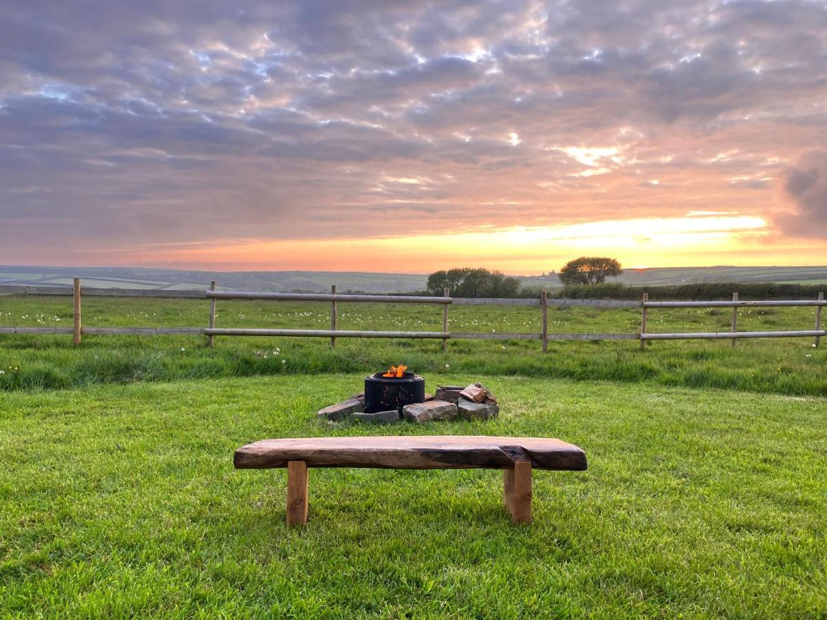 Shepherds Hut In A Private Meadow With Sea Views 哈特兰 外观 照片
