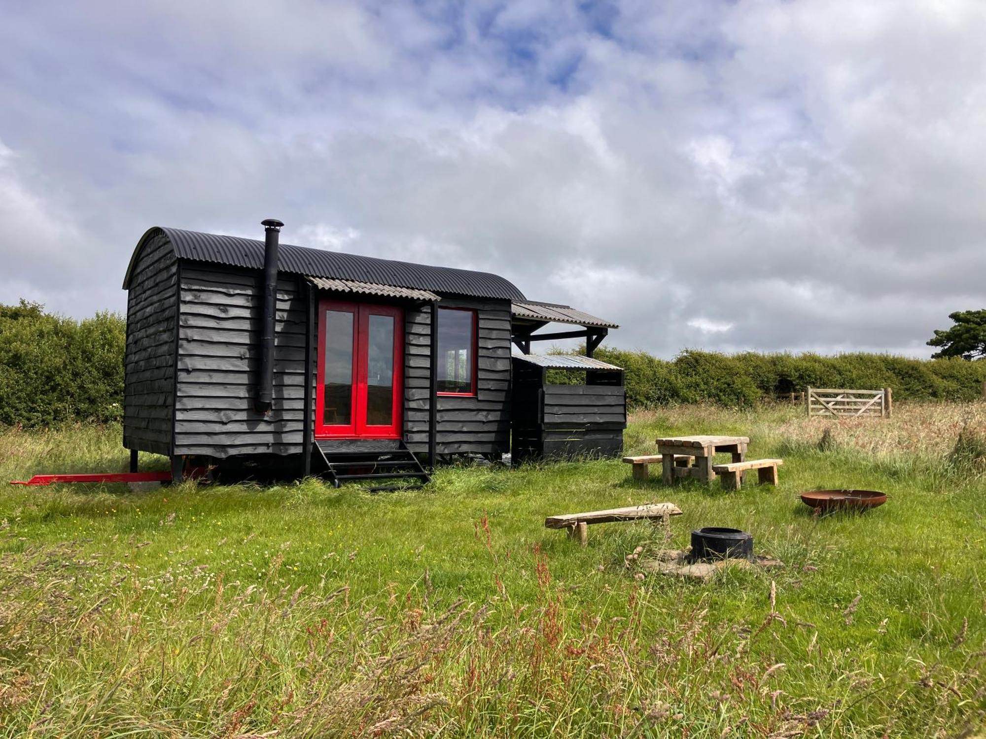 Shepherds Hut In A Private Meadow With Sea Views 哈特兰 外观 照片
