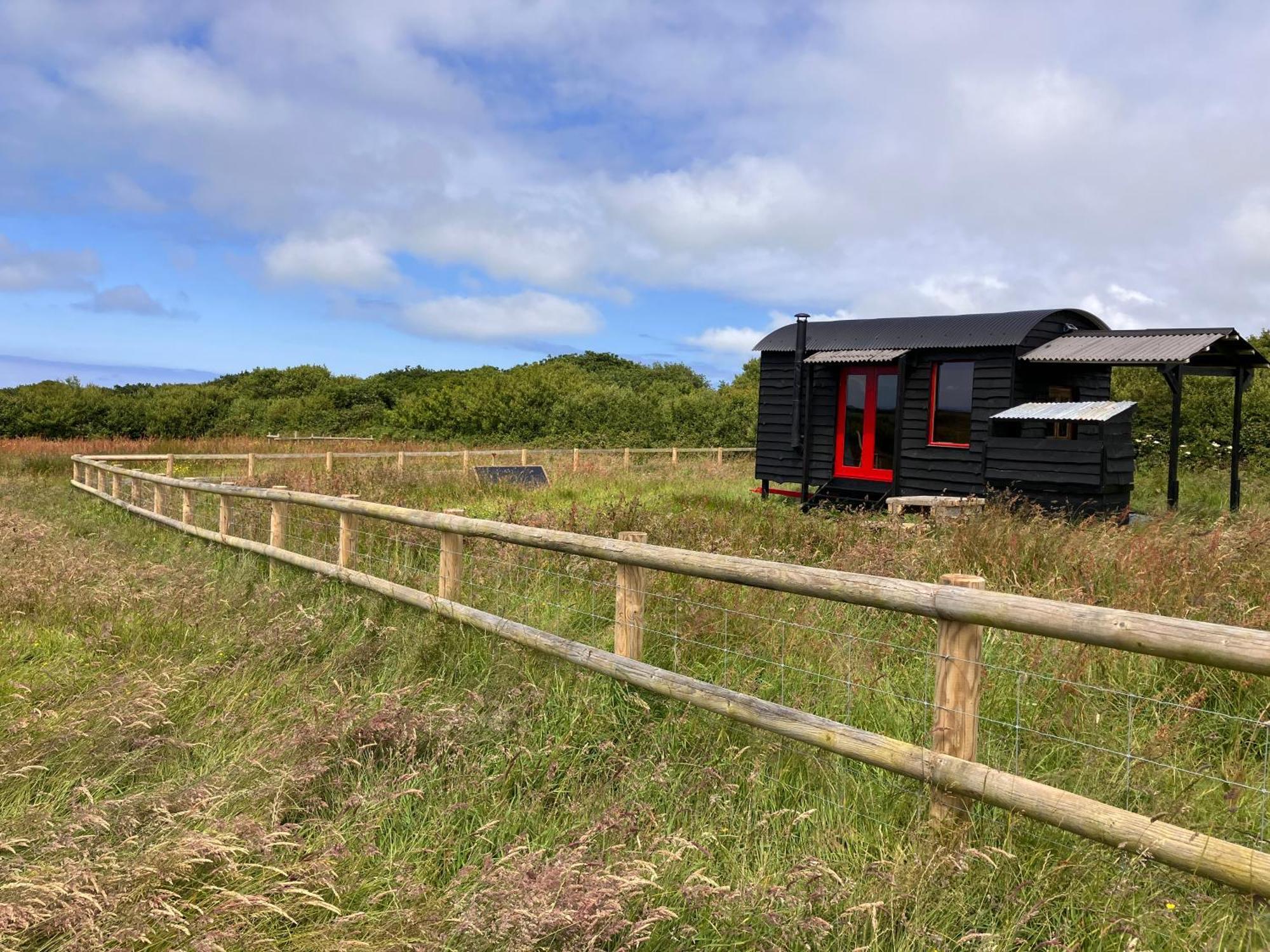 Shepherds Hut In A Private Meadow With Sea Views 哈特兰 外观 照片